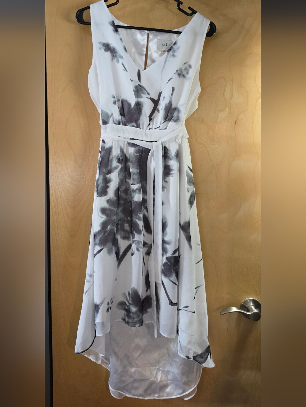 eci White and Gray Floral V-Neck Belted Midi Dress